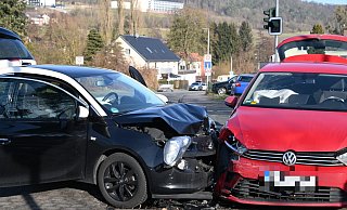Bei dem laut Polizei "typischen Abbiegeunfall" gab es hohen Blechschaden. - Thomas Kube