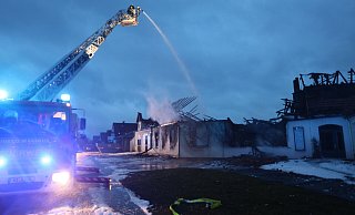 Gleich von zwei Seiten aus waren die Drehleitern aus Bad Oeynhausen und Löhne am Gebäude im Einsatz. - Nicole Sielermann