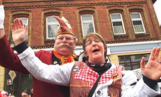 Aus besseren Zeiten der Karnevalisten: Josef Schunicht und Nieheims Karnevalstitanin Brigitte Seneca haben 2014 auf dem Präsidentenwagen der Nieheimer Karnevalsgesellschaft Spaß am Umzug. - Josef Köhne