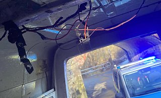 Nicht wirklich zulässig: Kabel baumeln in dem Fahrzeug einfach von der Decke. - Polizei