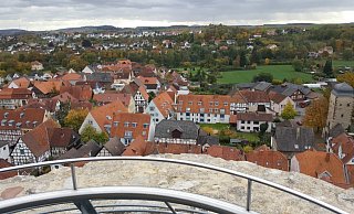 Ein einziger konkreter Anhaltspunkt: Von der Aussichtsplattform des Chattenturms könnte ein Schütze über der Warburger Altstadt aus einer Pistole eine Schuss abgegeben haben. Das Projektil durchschlug die Frontscheibe eines am Johannisturm (l.) abgestellten Wagens. Doch bleibt dies bisher nur eine Vermutung. - Dieter Scholz