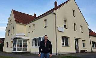 Bibelgemeinschaft Versmold kauft Gebäude des Gasthofs Ebeler in Loxten. Eduard Friesen ist einer der Motoren des Vereins und präsentiert stolz dessen neues Zuhause in dem ehemaligen Traditionsgasthof in Loxten. - Silke Derkum-Homburg
