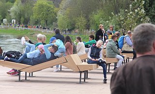 Entspannung pur auf der Landesgartenschau: Auch wenn das Wetter etwas durchwachsen war, die Menschen genossen die Gartenschau am Wasser. - Burkhard Battran