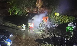 Die Feuerwehr beim Löschen des Containerbrandes im Gütersloher Ortsteil Avewedde-Bahnhof. - Privat