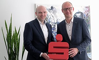 Die Vorstände der Sparkasse Bad Oeynhausen-Porta Westfalica; Matthias Paschke und Markus Krawietz (v. l.); sind mit dem Geschäftsjahr 2024 sehr zufrieden. - Thorsten Gödecker