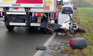 Beim Einbiegen auf die Bundesstraße 64 rutschte das Motorrad beim Beschleunigen weg, schleuderte gegen einen Lastwagen und wurde mitgeschleift. - Ralph Meyer