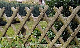 Ein Gartenzaun: Symbol für einen eskalierten Nachbarschaftsstreit, der eine Löhner Familie jahrelang belastete. - (Symbolbild): Michael Grundmeier