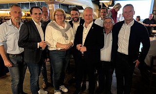 Die Espelkamper CDU feierte den Wahlerfolg im Brauhaus in Espelkamp. Die Christdemokraten gewannen fast alle Direktmandate und stellen mit Henning Vieker (Mitte) erneut den Bürgermeister in der Kommune. - CDU Espelkamp