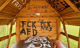 Die Holzhütte in Bünde, die ein beliebter Treffpunkt ist, ist mit politischen Parolen beschmiert worden. - Privat