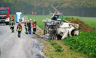 Auf der Zufahrt zur Baustelle kam ein vollbelanderer Betontransporter von der Fahrbahn ab und kippte auf die Seite. Der Fahrer zog sich Beinverletzungen zu. - Ralph Meyer