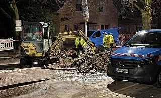 Mitarbeiter des Wasserwerks schließen mit Hilfe einer Baufirma die Rohrbruchstelle am Tecklenburger Weg im Kreis Gütersloh. - Gabriele Grund