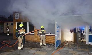 Die Einsatzkräfte bekämpfen das Feuer im Bereich des Eingangsgebäudes des Paderborner Waldbades. - Ralph Meyer