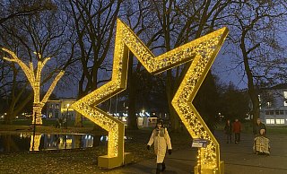 Vor allem die weihnachtlichen Lichter im Kurpark locken die Besucher zum Weihnachtsmarkt. Wenn es nach der Kompass-Fraktion geht, soll der Stern das Eingangsportal für den gesamten Markt gelten. - Nicole Sielermann