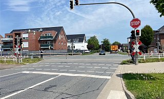 Die defekte Schrankenanlage im Kreis Gütersloh erfordert eine Instandsetzung, weshalb der Bahnübergang bis auf Weiteres gesperrt bleibt – um den Zugverkehr zu ermöglichen. - Thorsten Heß