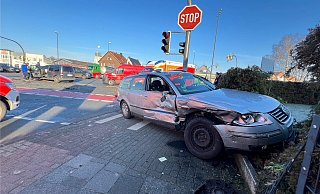 Beide Fahrzeuge wurden durch den Unfall an der Gütersloher Kreuzung erheblich beschädigt. - NW