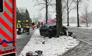 Beim Überholen ist ein 18-Jähriger mit einem BMW im Kreis Gütersloh von der Straße abgekommen und gegen einen Baum geprallt. - Thorsten Heß