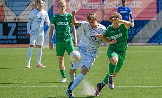 Jöllenbecks Nils Juffernholz und Ubbedissens Leon Laros (r.) im Kampf um den Ball. - az