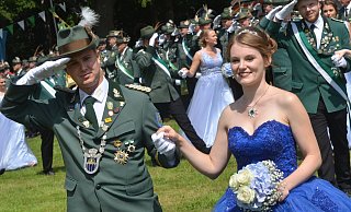 Alljährliches Ritual: Das Königspaar Jörg-Dieter und Jacqueline Harlach schreitet die Kompanien ab. Im Hintergrund folgt der Hofstaat. - Dietmar Gröbing