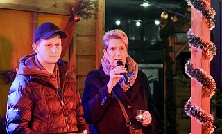 Patrik Weber von den Schaustellern des Bünder Weihnachtsmarktes und Bürgermeisterin Susanne Rutenkröger ergriffen am Samstagabend das Wort auf dem Rathausplatz. - KARL-HENDRIK TITTEL