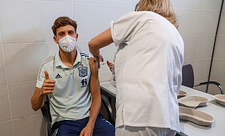 Der spanische Nationalspieler Marcos Llorente wird gegen das Coronavirus geimpft. - Foto: Pablo Garcia/RFEF/AP/dpa