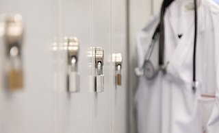 Die Spinds der Mitarbeiter in einem Krankenhaus sind mit Vorhängeschlössern verschlossen. - Friso Gentsch/dpa