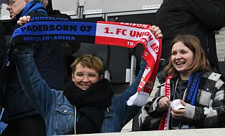 Steffen Baumgarts Ehefrau Katja und die jüngste Tochter Fiona feuerten am Samstag den SC Paderborn an, wenngleich das Herz auch für Union Berlin schlägt. - Imago Images