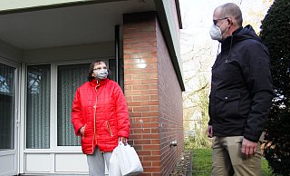 Regina Riess ist den Ehrenamtlichen sehr dankbar, dass sie ihr eine Weihnachtstüte vorbeibringen. - Wiebke Wellnitz