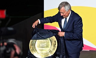 EHF-Präsident Michael Wiederer enthüllt die Trophäe für die Handball-EM 2024. - Federico Gambarini/dpa/Archivbild