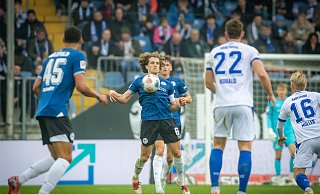 Arminia-Kapitän Mael Corboz (M.) äußerte sich trotz des 4:0-Sieges gegen Karlsruhe zurückhaltend. - Sarah Jonek