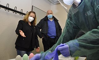 Eieruhren als Zeitmesser: Nach exakt 15 Minuten muss das Ergebnis des Abstrichs auf dem Teststäbchen abgelesen werden. Foto: DRK - Rainer Stephan