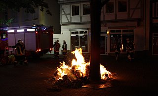 Flammen: Mitten in der Nacht brannten Papierreste in Höxter. Foto: Polizei - Polizei