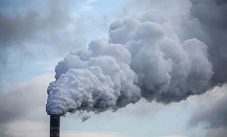 Qualmender Industrieschlot. Die Grünen wollen weiter möglichst schnell raus aus fossilen Energieträgern. In einigen wenigen Bereichen werde es aber auch in Zukunft Emissionen geben, die schwer oder unter Umständen gar nicht zu vermeiden seien, heißt es im Entwurf des Wahlprogramms. - Jan Woitas/dpa
