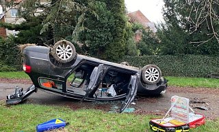 Der Wagen landete auf dem Dach. - Feuerwehr Höxter