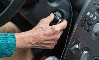 Eine Studie hat herausgefunden, was Ursachen für Verkehrsunfälle Älterer sind. (Symbolbild) - Patrick Pleul/dpa-Zentralbild/dpa