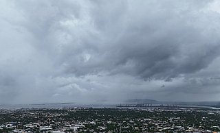 Wolken bedecken Kingston vor der vorhergesagten Ankunft des Hurrikans «Melissa». Reisende sollten unbedingt über die Lage informiert bleiben und mögliche Evakuierungsanordnungen und andere Hinweise der Behörden befolgen. - Matias Delacroix/AP/dpa-tmn