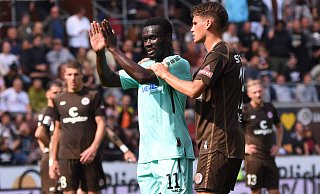SCP-Stürmer Sirlord Conteh entschuldigt sich nach dem Spiel bei den Pauli-Fans und seinem Ex-Teamkollegen Luca Zander (r.). - Imago Images