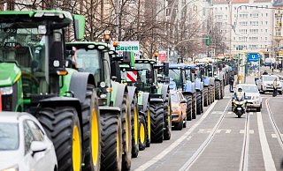 Die Union will dem Gesetz nur zustimmen, wenn SPD, Grüne und FDP auf die geplante Streichung der Steuervergünstigung beim Agrardiesel verzichten. - Christoph Soeder/dpa