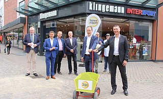 Modehausbetreiber Jens Klingemann und IHK-Geschäftsführer Jürgen Behle ziehen beim Heimat-Shoppen mit einem Bollerwagen durch die Innenstadt. - Burkhard Battran