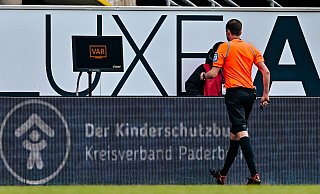 Schiedsrichter Michael Bacher geht in der 32. Minute Richtung TV-Monitor. Der Referee schaut sich noch einmal die Entstehung des vermeintlichen Fürther Ausgleichs an und entscheidet letztlich auf Foulspiel. - Besim Mazhiqi