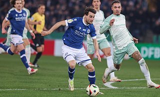 Arminia-Profi Christopher Lannert führt im Viertelfinalduell mit den Bremern in der Vorsaison den Ball. - Oliver Krato