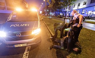 Die Polizeibeamten hatten den flüchtenden Mann schnell gefasst und brachten ihn kurz darauf auf die Wache. - Symbolfoto: Oliver Krato