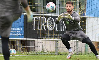Torwart Dennis Seimen im Fokus: Intensive Trainingseinheiten des SC Paderborn in Walchsee stärken die Chancen der Neuzugänge auf einen Startelfplatz. - Oliver Krato Torwart Dennis Seimen im Fokus: Intensive Trainingseinheiten des SC Paderborn in Walchsee stärken die Chancen der Neuzugänge auf einen Startelfplatz. - Oliver Krato