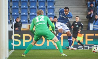 Arminia Bielefelds Angreifer Noah Sarenren Bazee (r.) ist laut DSC-Coach Kniat "eine Waffe". Aber eine, die nur dosiert eingesetzt werden kann. - Oliver Krato