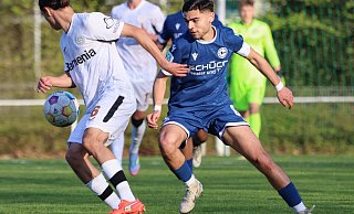 Eyyüb Yasar (r.) gehört zu den Nachwuchs-Arminen, die schon als U17-Kicker in der U19 aufliefen. Jetzt spielt er von Beginn an in der höchsten Jugendklasse für die Bielefelder im zentralen Mittelfeld. - Oliver Krato Eyyüb Yasar (r.) gehört zu den Nachwuchs-Arminen, die schon als U17-Kicker in der U19 aufliefen. Jetzt spielt er von Beginn an in der höchsten Jugendklasse für die Bielefelder im zentralen Mittelfeld. - Oliver Krato