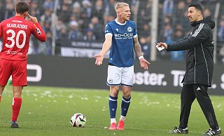 Louis Oppie (Mitte) hatte nicht seinen besten Tag. Das erste Tor, gab er zu, ging auf seine Kappe. - Oliver Krato
