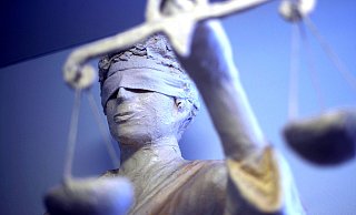 Heute wird vor dem Landgericht das Urteil im Prozess um eine mutmaßliche Gruppenvergewaltigung in Herford erwartet. - picture alliance / dpa