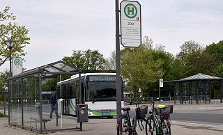 Wenig los: Seit letzter Woche ist das Schulzentrum für die Abschlussklassen wieder geöffnet. Die meisten nutzen lieber das Rad, als den Bus. - Birgit Vredenburg