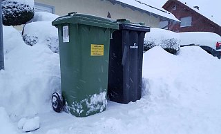 Mülltonnen in Schneebergen: Für die Abholung in diesen Tagen ein großes Problem. - David Schellenberg
