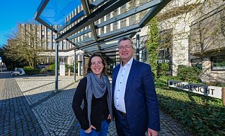 Anke Weilert und Jens Gnisa vor dem Gerichtsgebäude am Niederwall. - Andreas Zobe