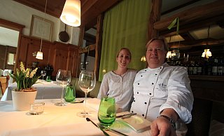 Westfälische Gemütlichkeit: Hans-Jörg Dunker und seine Lebensgefährtin Katharina Rachel sitzen in ihrem Herforder Restaurant, das 60 Gästen Platz bietet. - Tobias Schreiner